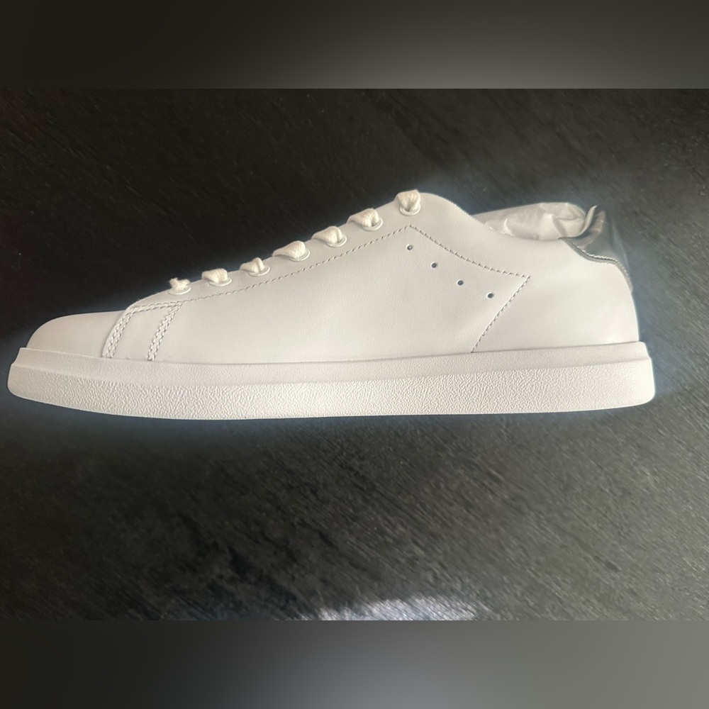 Brand new. Womenβs 9.5, Tori Burch Howell Court Smooth Calf Leather sneakers.